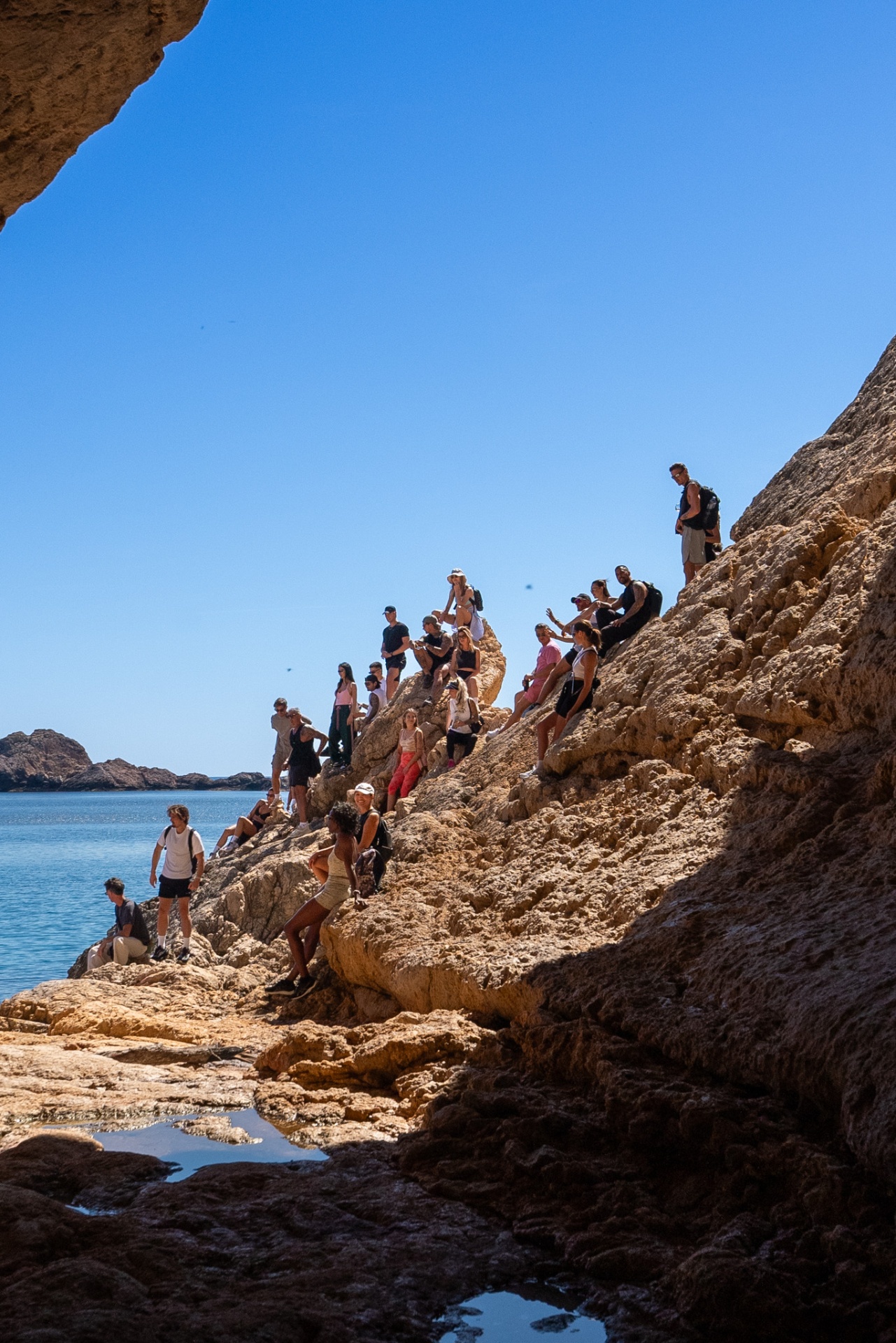 Sa Cala, hikers gathered in the cave mouth